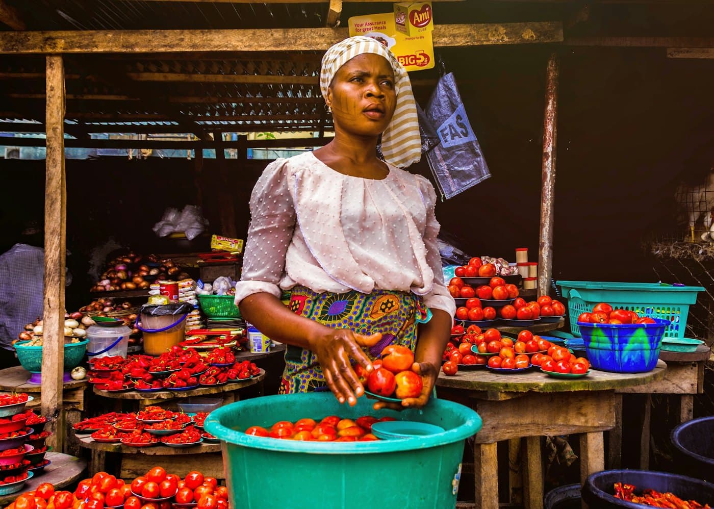 Commerçante avec des tomates au marché
