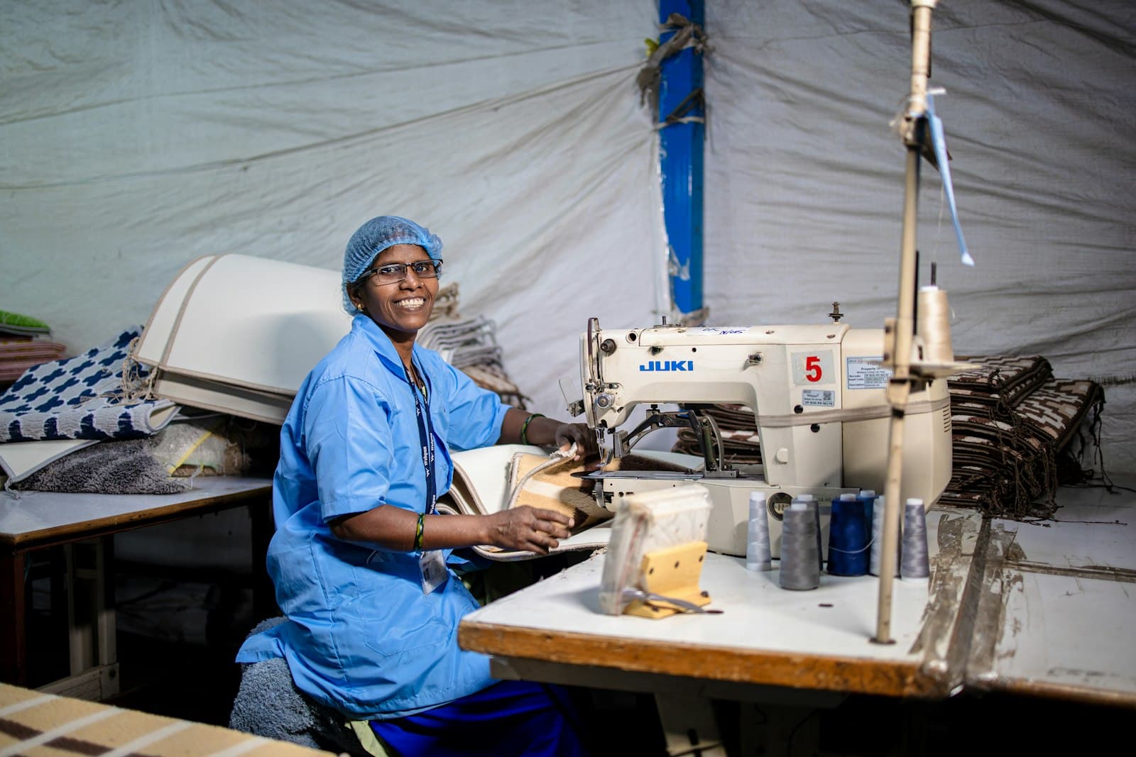 Couturière au travail dans un atelier de confection