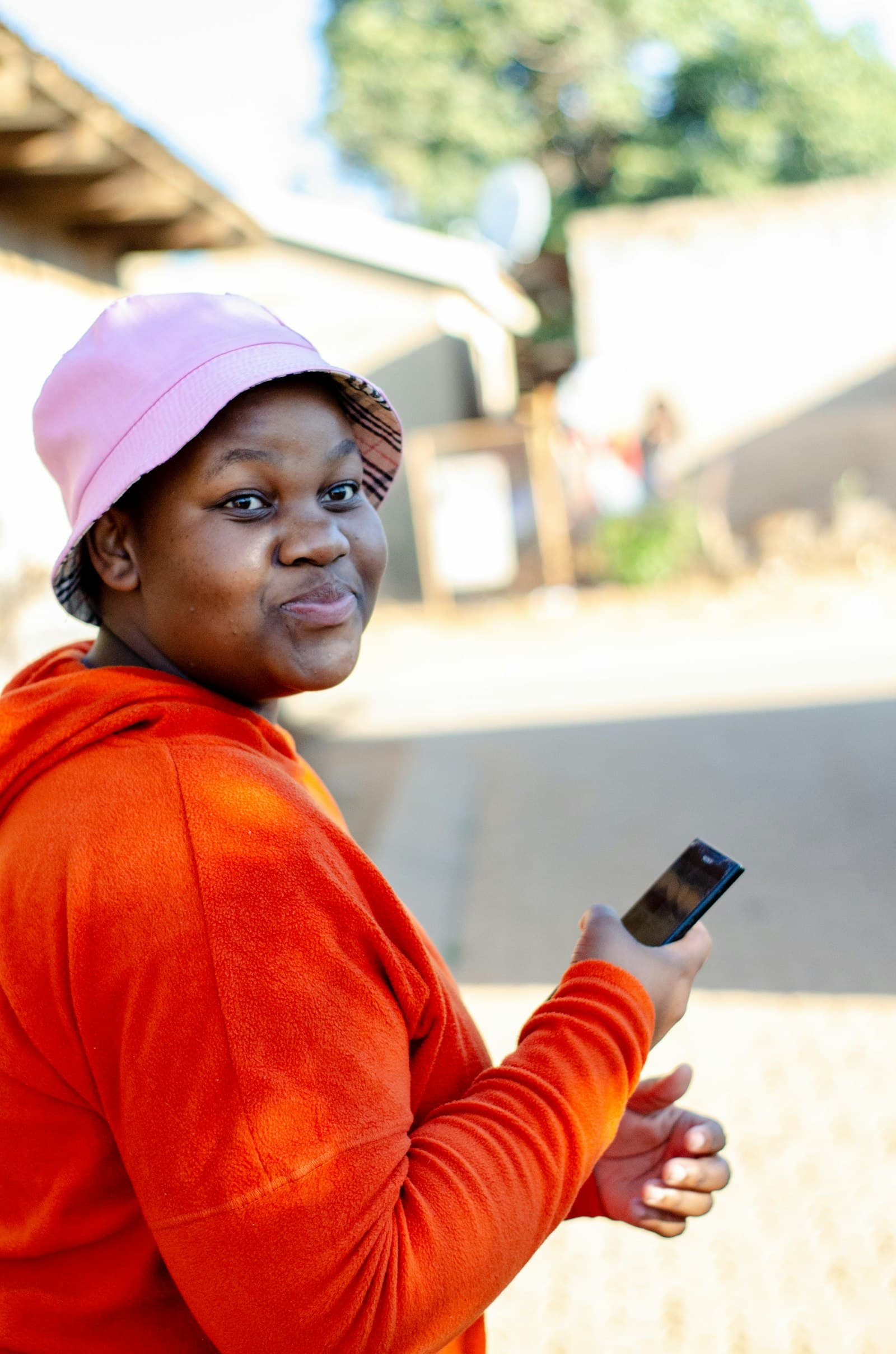 Jeune femme consultant son téléphone dans la rue